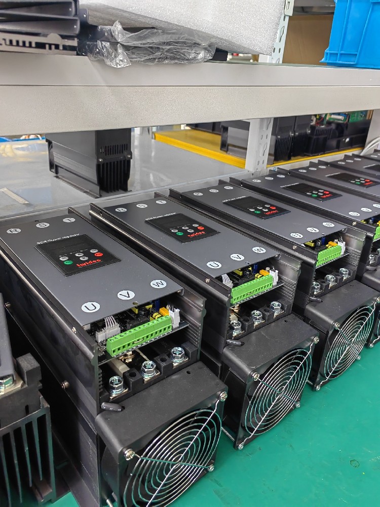 给电力调整器建设的保险丝频仍熔断，怎么判断是设备过载还是保险丝规格不合？